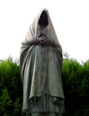 Oeuvre du statuaire bordelais, Edmond Chrtien. Vtements traditionnels des femmes de la valle ayant eu un enfant mort pour la France
