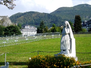 Bernadette Soubirous. Bernadette tmoigne de dix-huit apparitions de la Vierge entre le 11 fvrier et le 16 juillet 1858 dans la petite grotte de Massabielle, renfoncement dans une paroi rocheuse le long du Gave de Pau,  proximit immdiate du village de Lourdes.